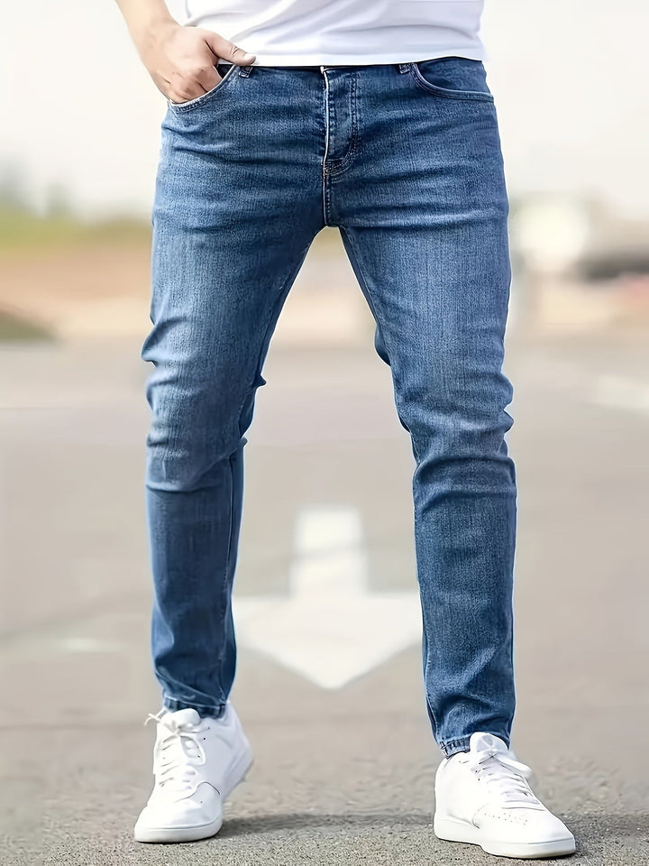 Finn herenjeans: klassieke pasvorm, blauw, regular fit. Comfortabele casual broek voor dagelijks gebruik. Tijdloze herenmode.