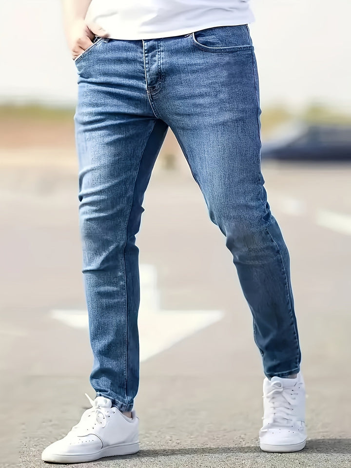 Tijdloze Finn herenjeans, klassieke blauwe regular fit. Perfect voor dagelijks comfort. Veelzijdige casual broek voor heren.