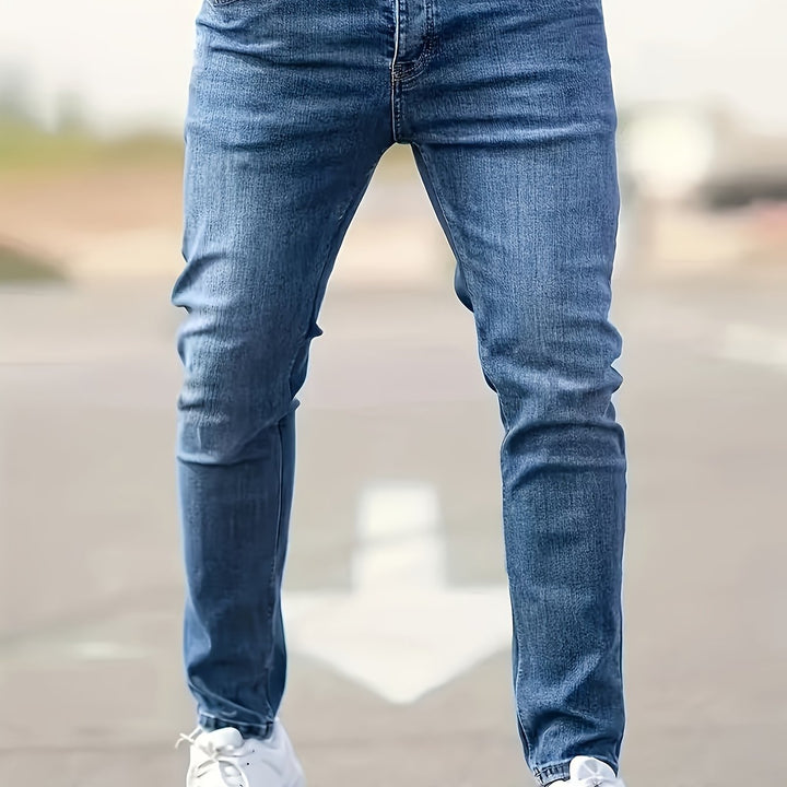 Gedetailleerde foto van Finn herenjeans. Klassieke blauwe regular fit jeans, ideaal voor comfortabele, casual dagelijkse kleding.