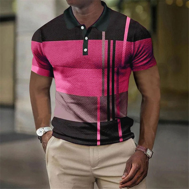 Man draagt casual herenpolo Finn, perfect voor zomerse vrijetijdsactiviteiten. Stijlvol en comfortabel.