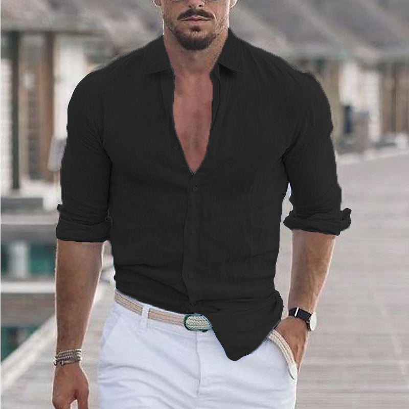 Close-up van de stijlvolle turn-down kraag op een comfortabel linnen heren overhemd.