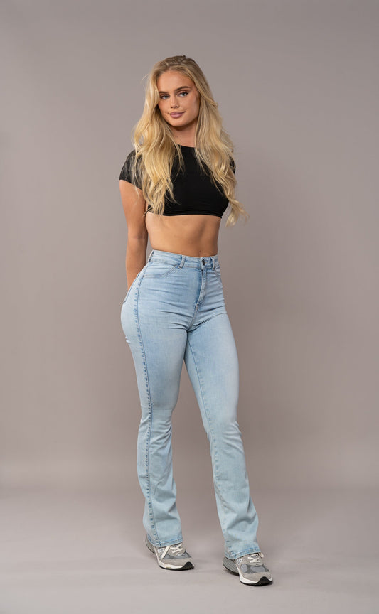"Flared jeans vooraanzicht, hoge taille, elegante flare, lichte wassing, zachte stretchstof, stijlvolle vrouwenbroek"