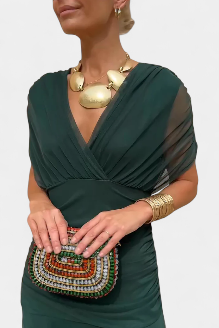 Trendy V-hals midi-jurk voor dames met een overslagdetail. Ideaal voor feesten en speciale momenten.