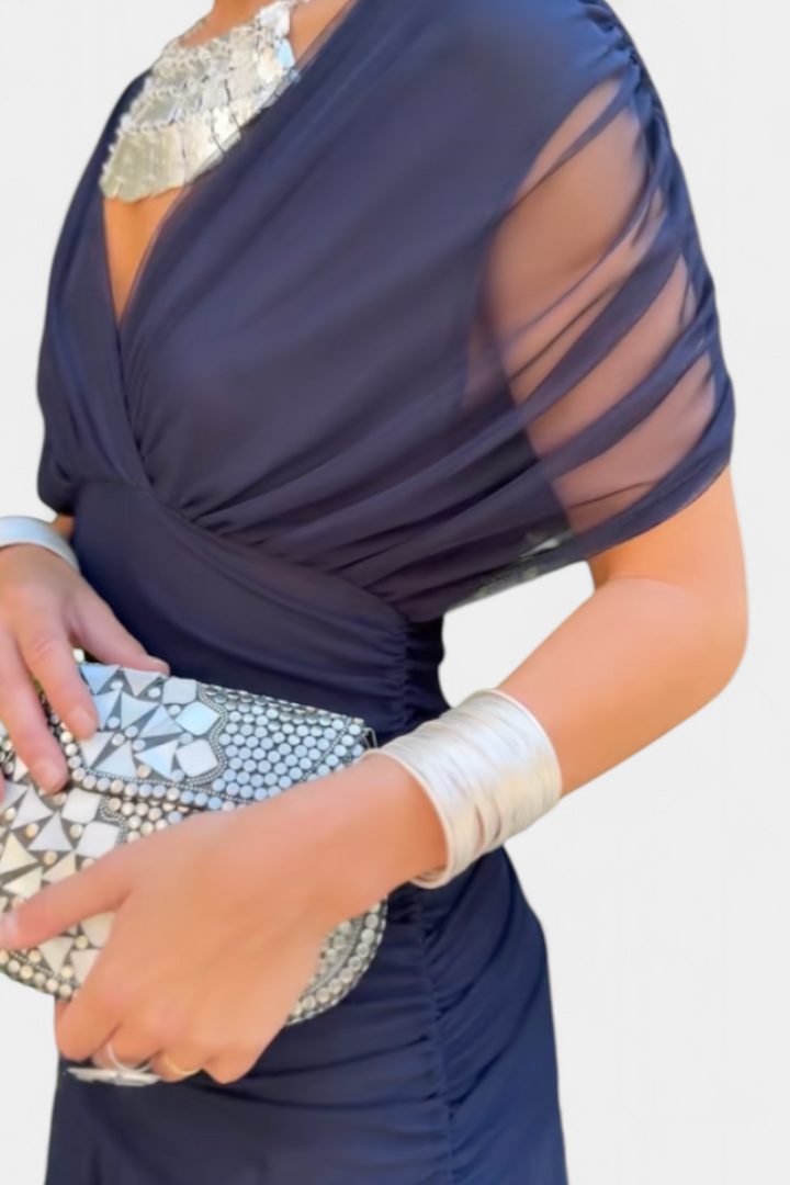 Feestelijke V-hals overwrap midi-jurk voor dames. Straal elegantie uit op elk evenement.