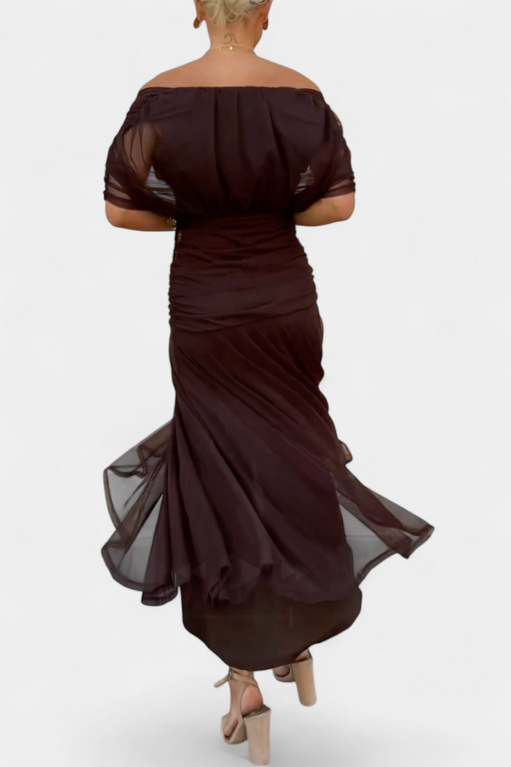 Zomerse dames wikkeljurk met diepe V-hals. Trendy midi-jurk, perfect voor warme dagen.