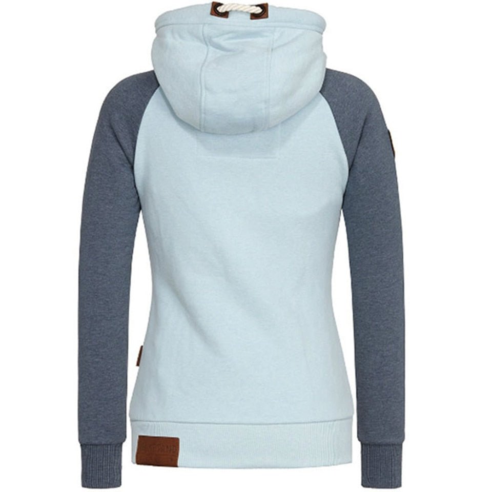 Model draagt modern zacht dames vest Sofia, casual gestyled voor dagelijks comfort en elegantie.