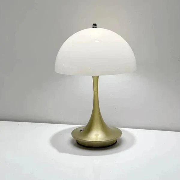 Dimbare bloemknop tafellamp in gebruik. Draadloze BloomGlow LED lamp past zich aan elke gewenste sfeer aan.