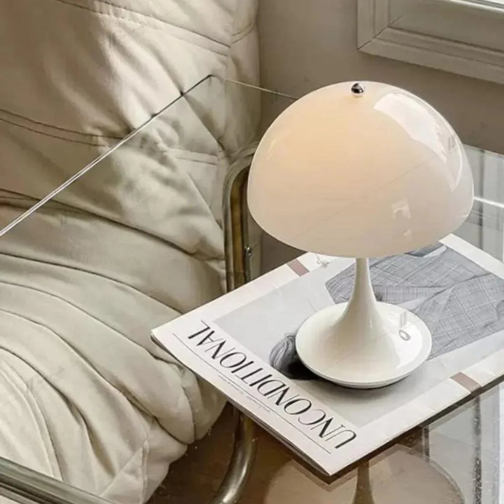 Sfeervolle BloomGlow bloemknop tafellamp in een moderne woonkamer. Dimbare draadloze LED verlichting.