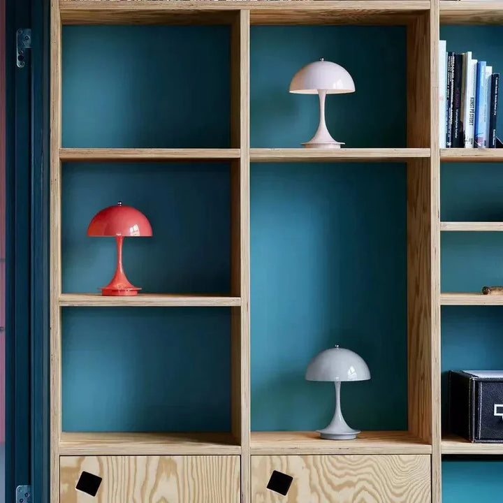 Close-up van de unieke bloemknop design lamp, een dimbare draadloze LED tafellamp die charme toevoegt.