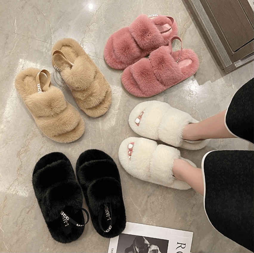 Sfeervolle Fluffy Flops™ dames winter slippers op een vloerkleed. Cosy en zacht voor huiselijk comfort.