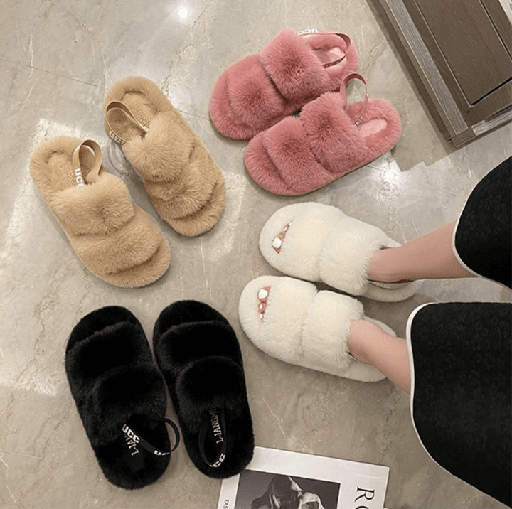 Sfeervolle Fluffy Flops™ dames winter slippers op een vloerkleed. Cosy en zacht voor huiselijk comfort.