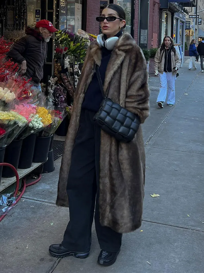 "Fluffy winter trenchcoat voor dames, lang met pluizig design, in beige, bruin of khaki, ideale warme jassen voor winter"