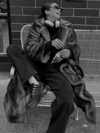 "Fluffy winter trenchcoat voor dames, lang met pluizig design, in beige, bruin of khaki, ideale warme jassen voor winter"