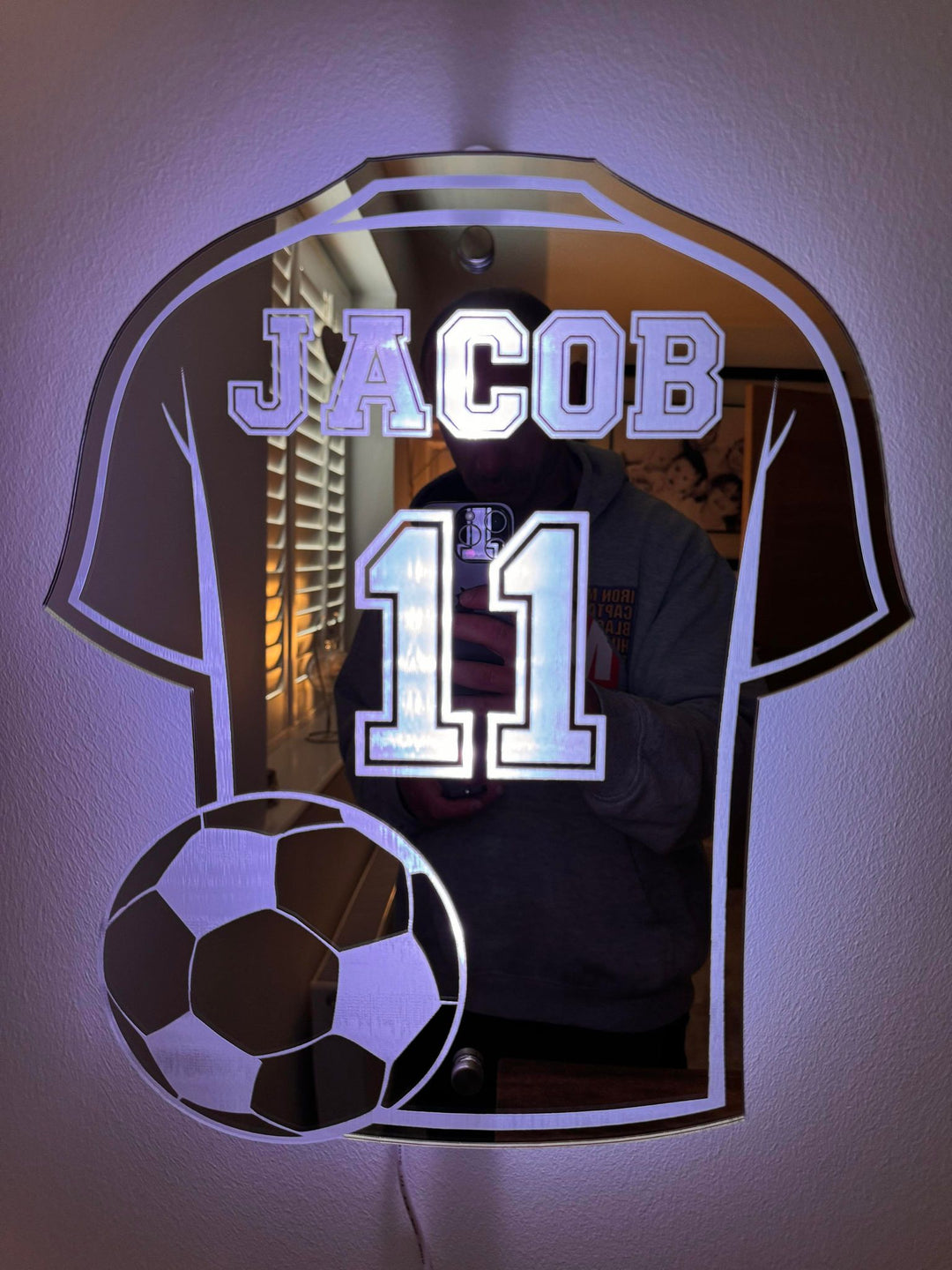 Stijlvolle gepersonaliseerde voetbalshirt spiegel. Sportieve slaapkamerdecoratie en een uniek cadeau voor elk kind.