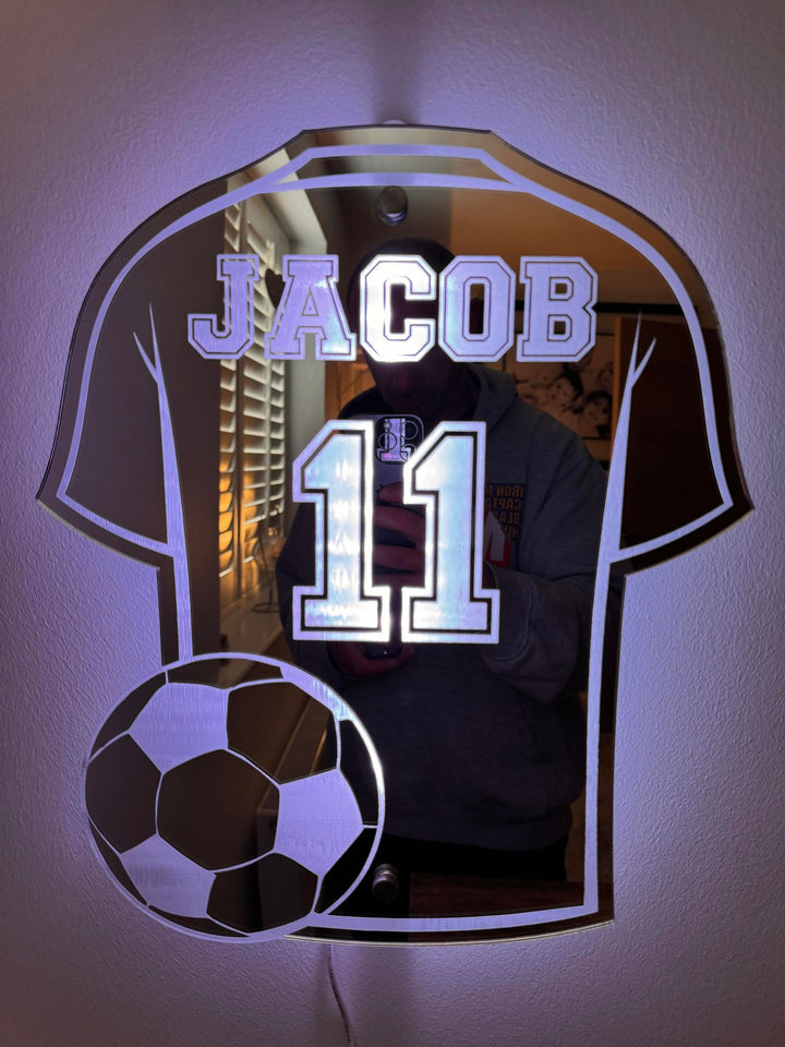 Stijlvolle gepersonaliseerde voetbalshirt spiegel. Sportieve slaapkamerdecoratie en een uniek cadeau voor elk kind.