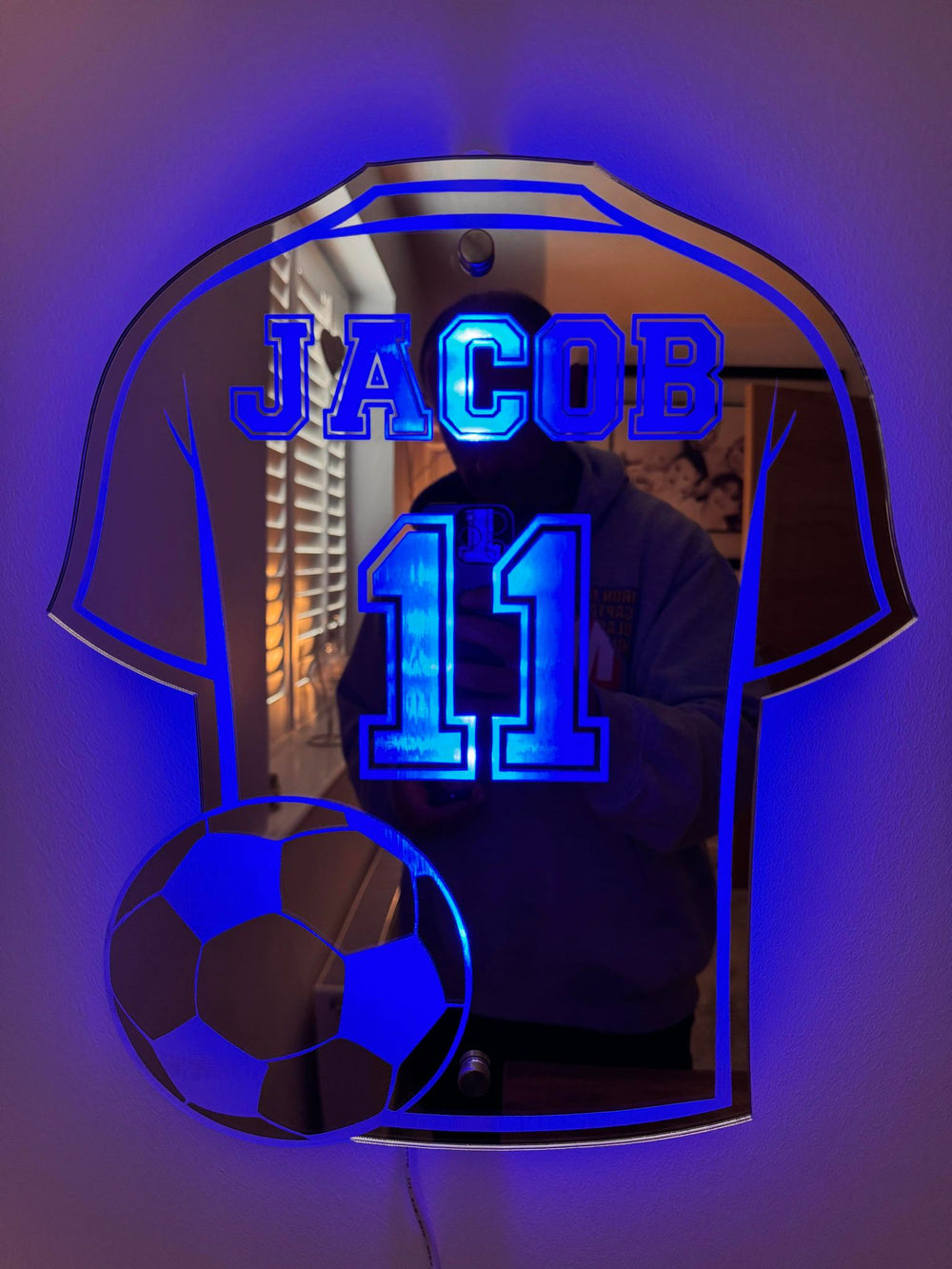 Voetbalshirt spiegel, gepersonaliseerd kindercadeau. Perfecte sportdecoratie voor de slaapkamer van elke voetbalfan.