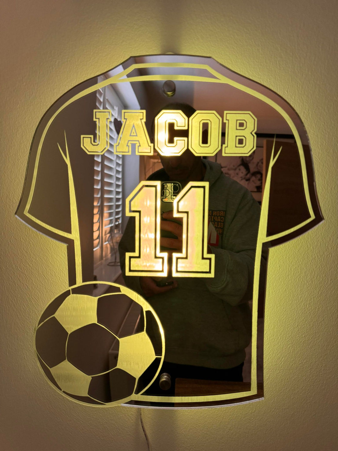 Handgemaakte voetbalshirt spiegel met eigen naam & nummer. Een gepersonaliseerde reflectie voor de echte voetbalfan.