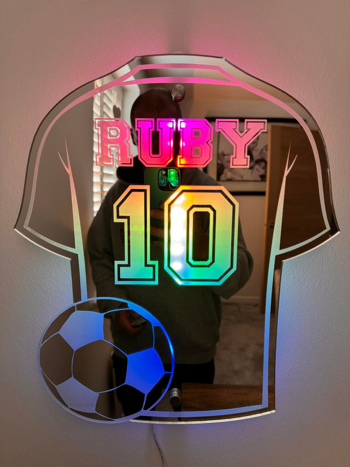 Gepersonaliseerde voetbalshirt spiegel voor slaapkamer. Uniek cadeau voor voetbalfans, ideaal voor jongens & meisjes.