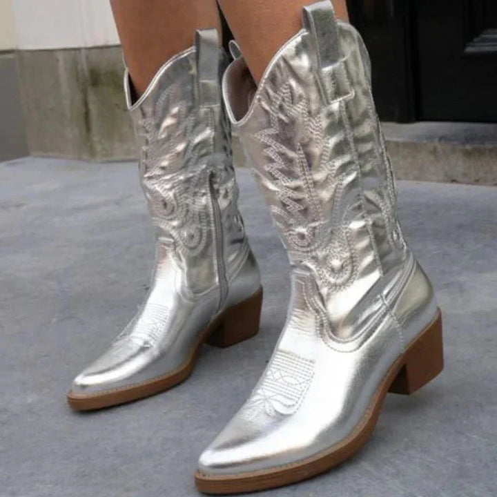 Comfortabele elegante dames cowboylaarzen. Stijlvolle damesschoenen met subtiel metallic detail.