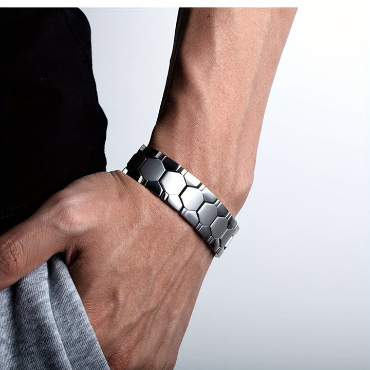 Stijlvolle herenarmband van puur titanium, een tijdloos en duurzaam mode-accessoire voor heren.