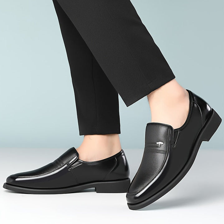 Comfortabele zwarte Mason heren loafers aan de voet. Lichtgewicht instappers voor een elegante look.