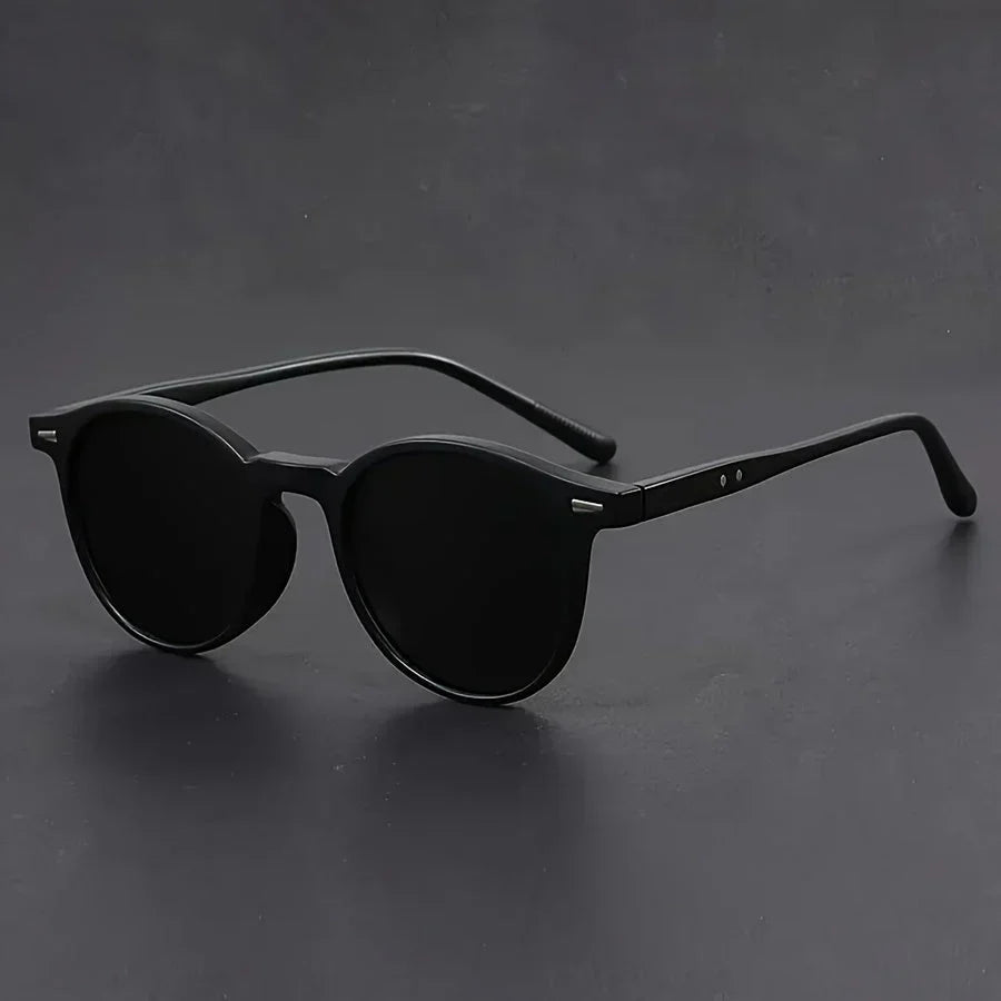 Retro heren zonnebril met ronde glazen en stijlvol, lichtgewicht frame; trendy mode accessoire van polycarbonaat.