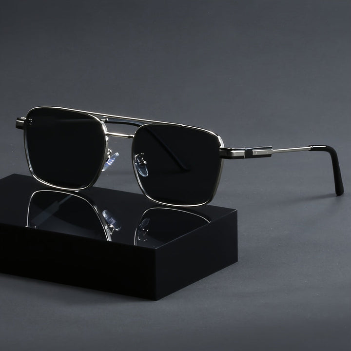 Veelzijdige heren zonnebril, full-rim design in koper. Geschikt voor casual en stijlvolle looks, met UV-bescherming.