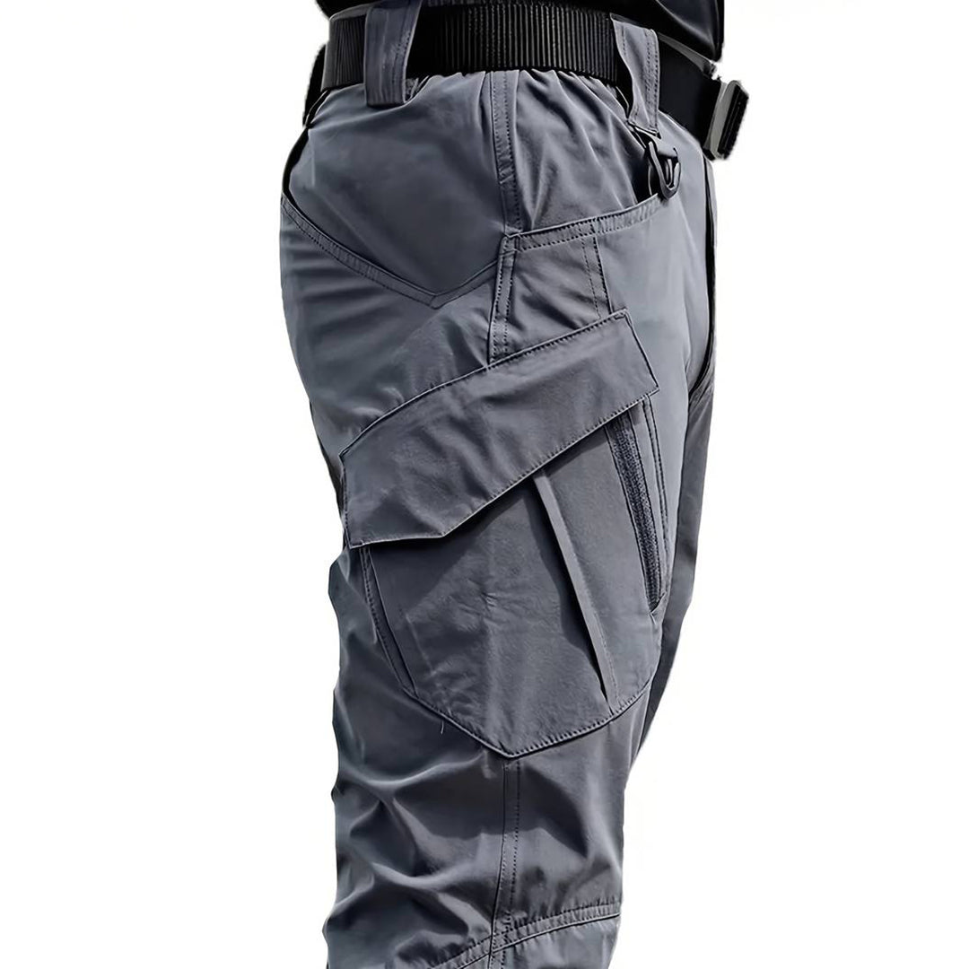 Legerstijl heren tactische cargo broek gecombineerd met outdoor gear, waterafstotend en klaar voor avontuur.