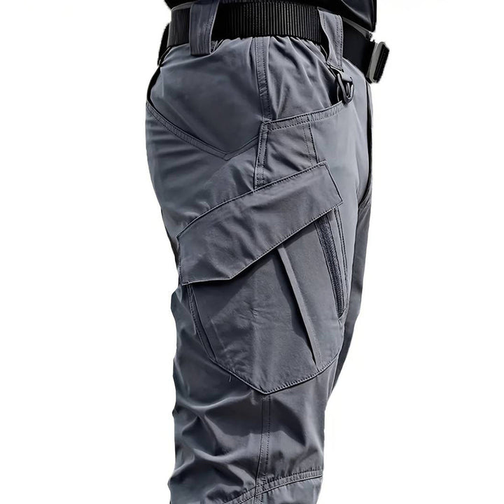 Legerstijl heren tactische cargo broek gecombineerd met outdoor gear, waterafstotend en klaar voor avontuur.