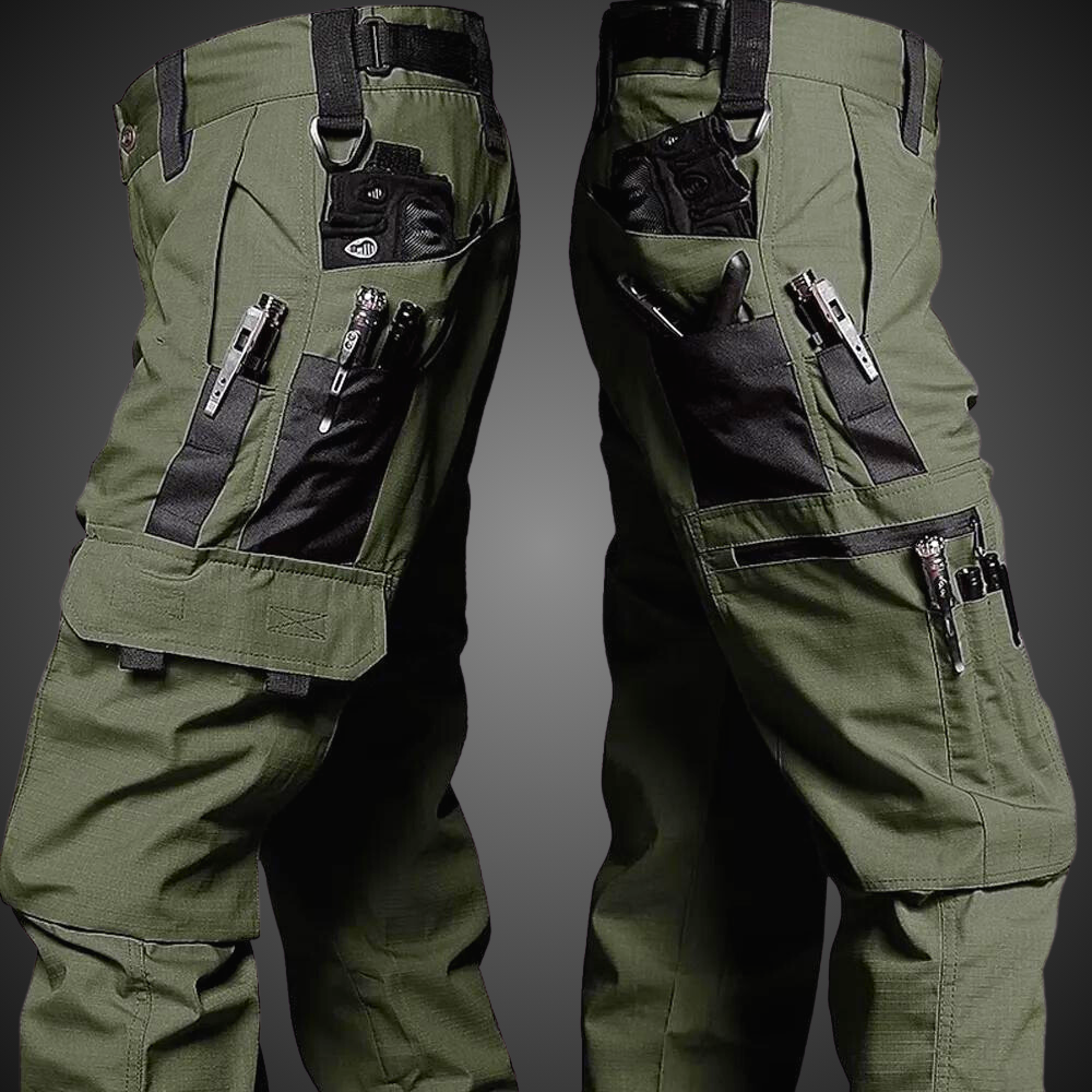 Duurzame heren cargo broek van polyester, met ruime zakken, perfect voor outdoor en tactisch gebruik.