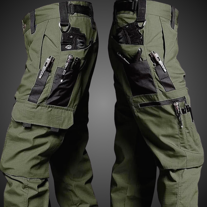 Duurzame heren cargo broek van polyester, met ruime zakken, perfect voor outdoor en tactisch gebruik.