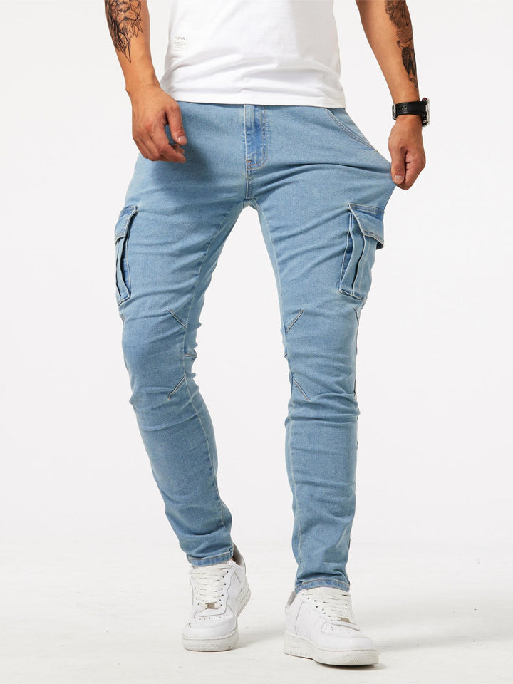 Heren stretch slim fit cargo jeans in detail, toont de denim textuur en de perfecte pasvorm voor modern comfort.