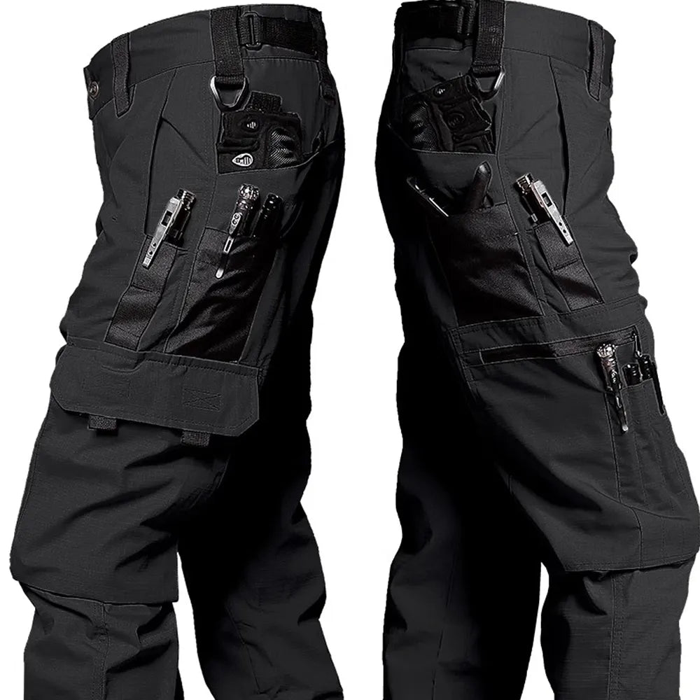 Stoere heren outdoor broek, waterdicht en slijtvast, geschikt voor wandelen, werk en avontuur.