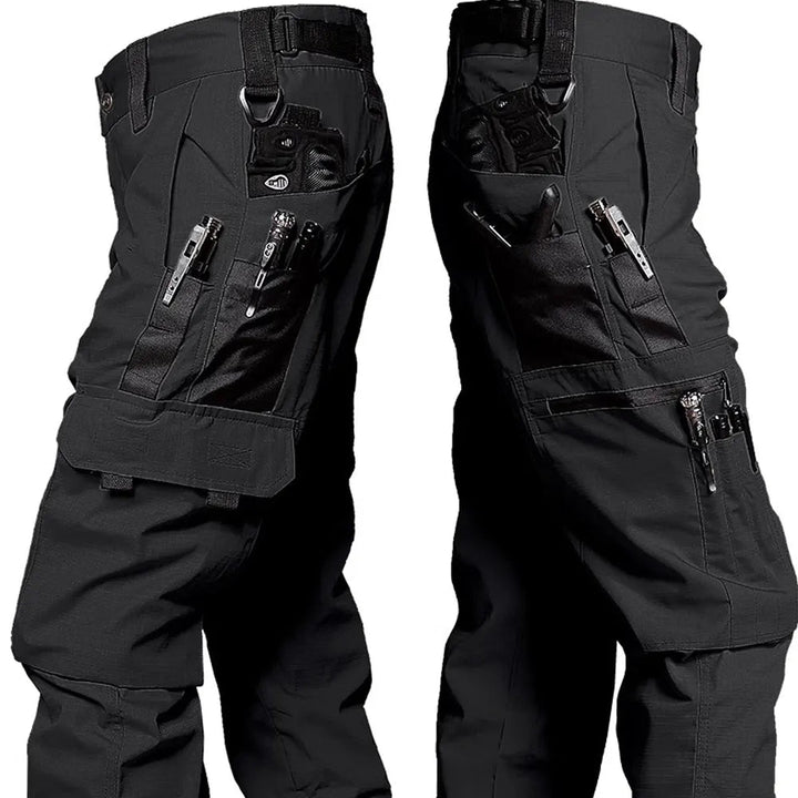 Stoere heren outdoor broek, waterdicht en slijtvast, geschikt voor wandelen, werk en avontuur.