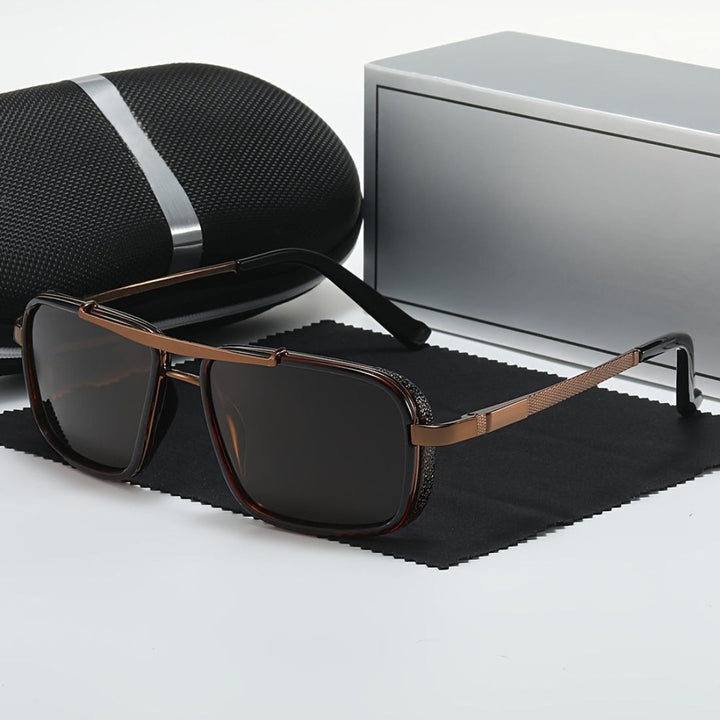 Heren zonnebril met UV bescherming, gepolariseerde TAC lenzen en een modern vierkant RVS frame; stijlvol en functioneel.
