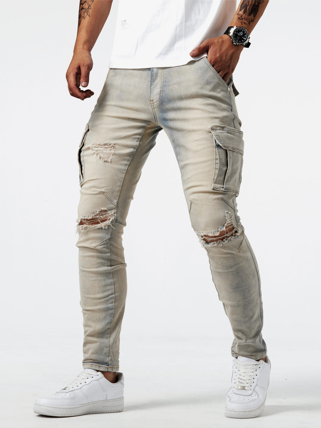 Man draagt stijlvolle slim fit cargo jeans, combineert comfort met de praktische extra zakken voor dagelijks gebruik.