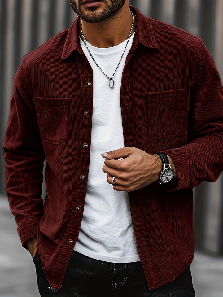 Casual heren overhemdjas in streetwear stijl; met opvallende borstzakken & klassieke knopen.