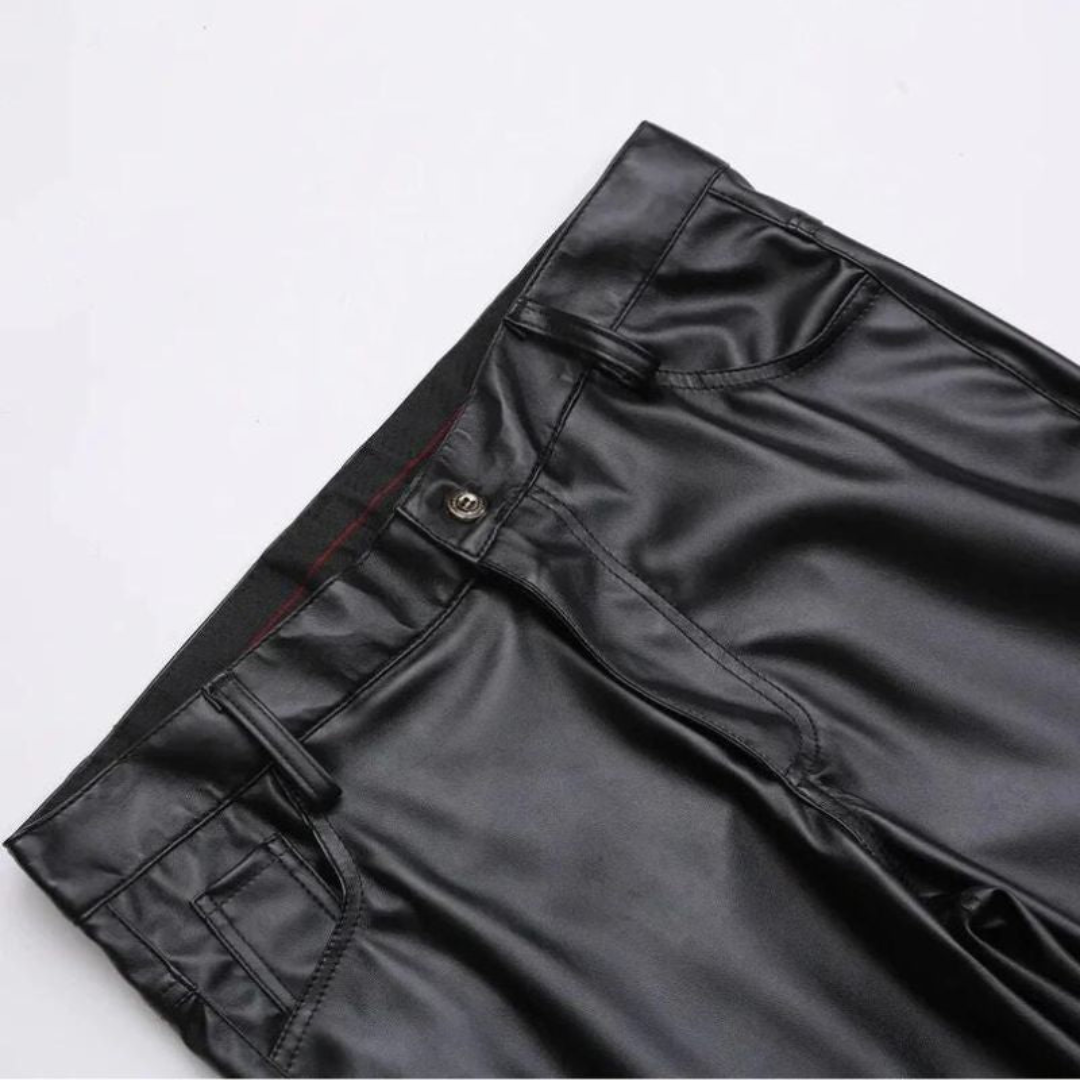 Premium zwarte heren stretch leren broek, casual maar luxe, comfortabel en tijdloos voor elke gelegenheid.