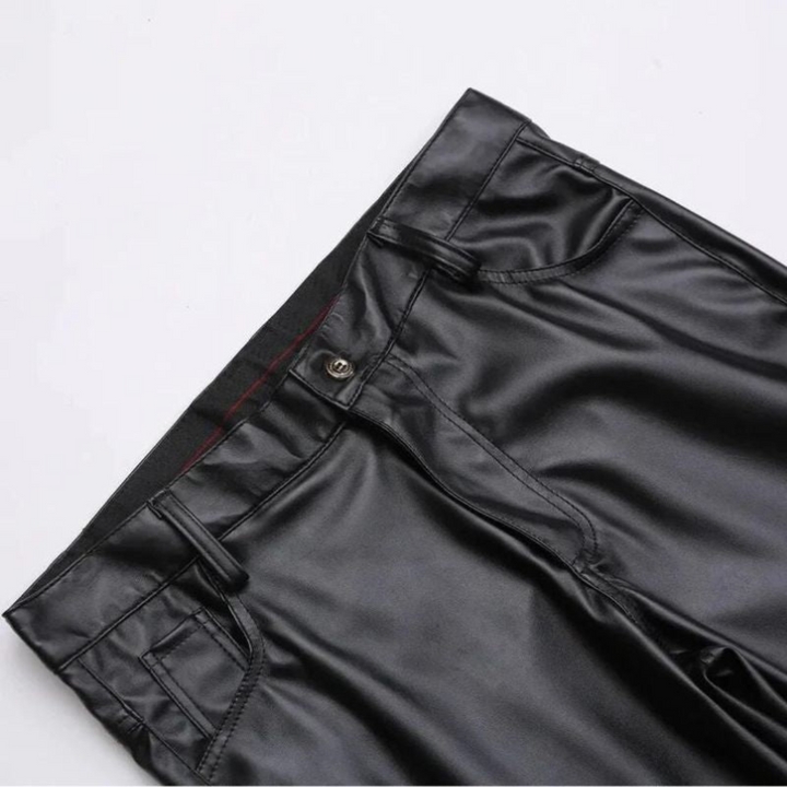 Premium zwarte heren stretch leren broek, casual maar luxe, comfortabel en tijdloos voor elke gelegenheid.