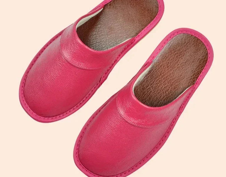 Onderkant van zachte heren pantoffels, met comfortabele zool voor optimale ondersteuning en ontspanning.