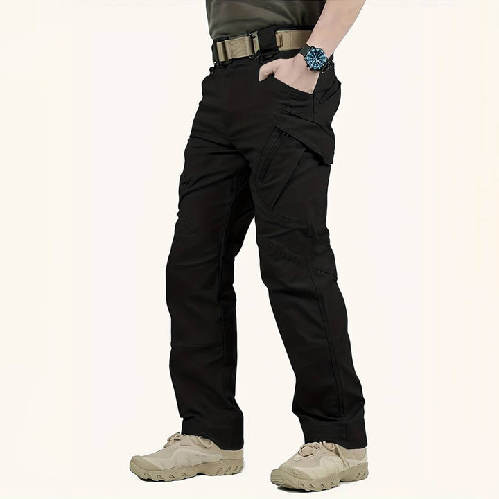 Detail waterafstotende heren tactische cargo broek, ideaal voor outdoor avonturen en duurzaamheid.