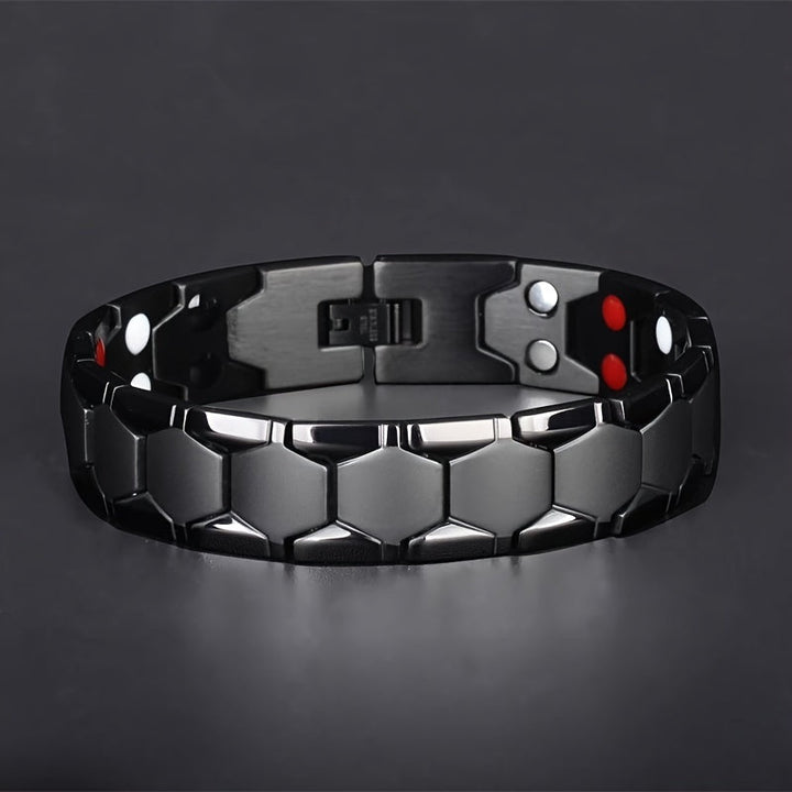 Close-up van glanzende, krasbestendige heren titanium armband. Benadrukt de robuuste finish.