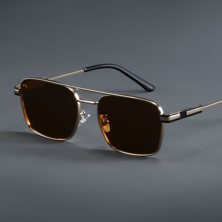 Modieuze heren zonnebril, koperkleurig full-rim montuur. Stijlvolle accessoire voor elke outfit.