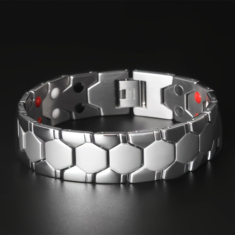 Zilverkleurige titanium herenarmband met stalen look. Verstelbaar en modern accessoire voor herenmode.