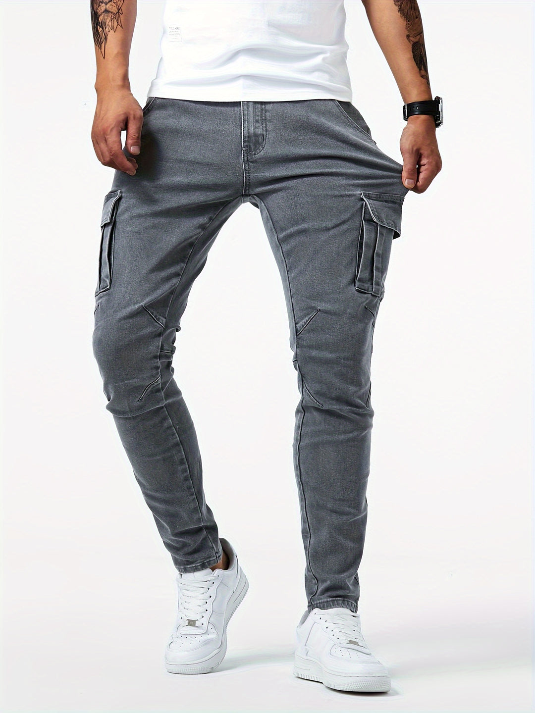 Close-up van de zijzakken op een slim fit heren cargo jeans, toont functionaliteit en stijlvolle details.