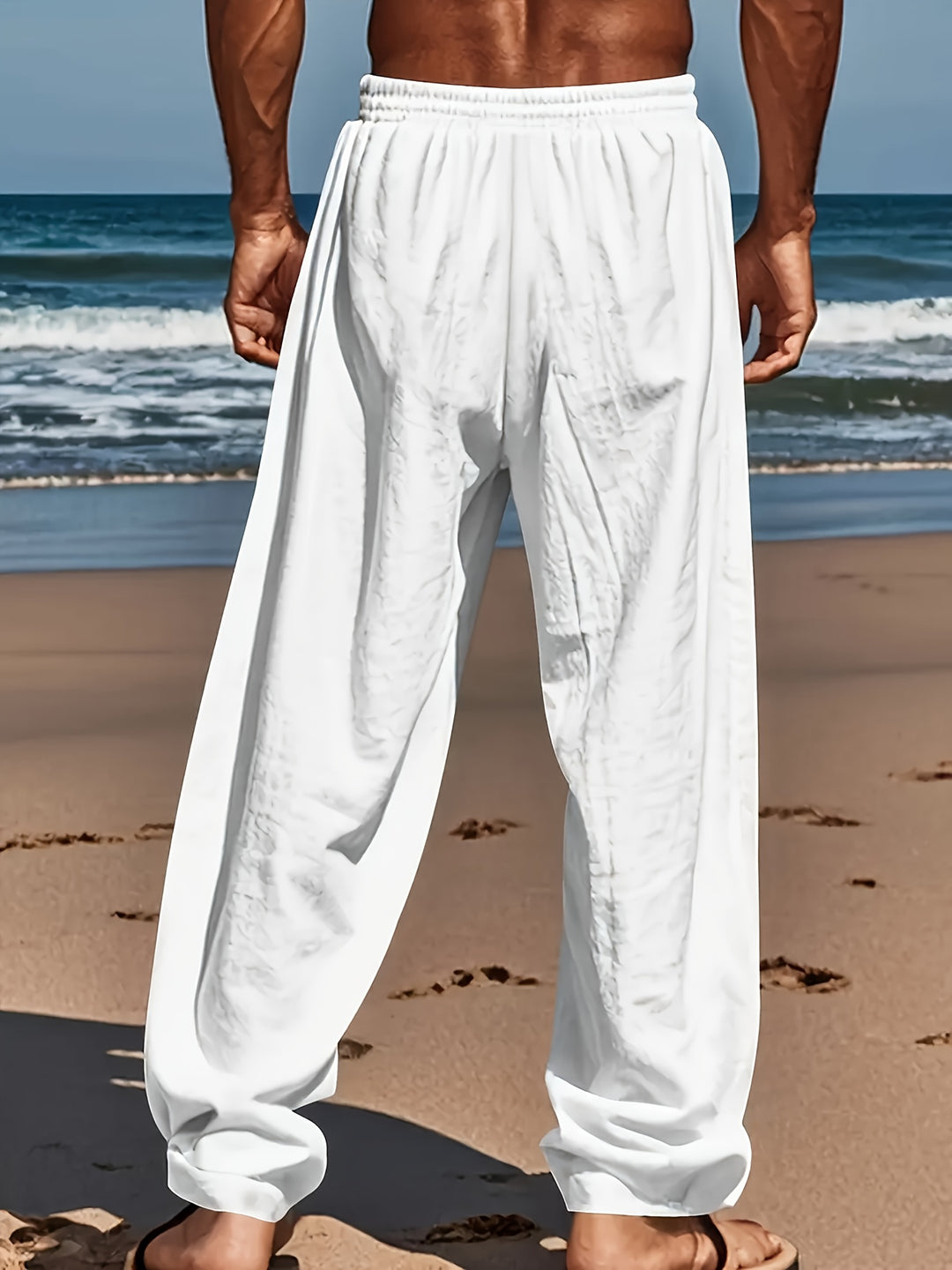 Detail van losse heren katoen-linnen broek met trekkoord. Comfortabele, ademende pasvorm, perfect voor yoga of strand.