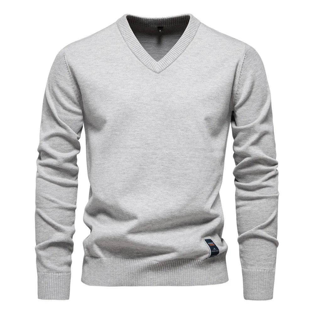 Heren V-hals trui met elegante pasvorm, veelzijdig voor casual en zakelijk gebruik. Hoogwaardige kleding.