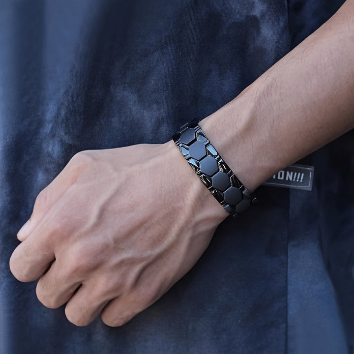 Verstelbare titanium herenarmband; een krasbestendig en modern sieraad, passend voor elke pols.
