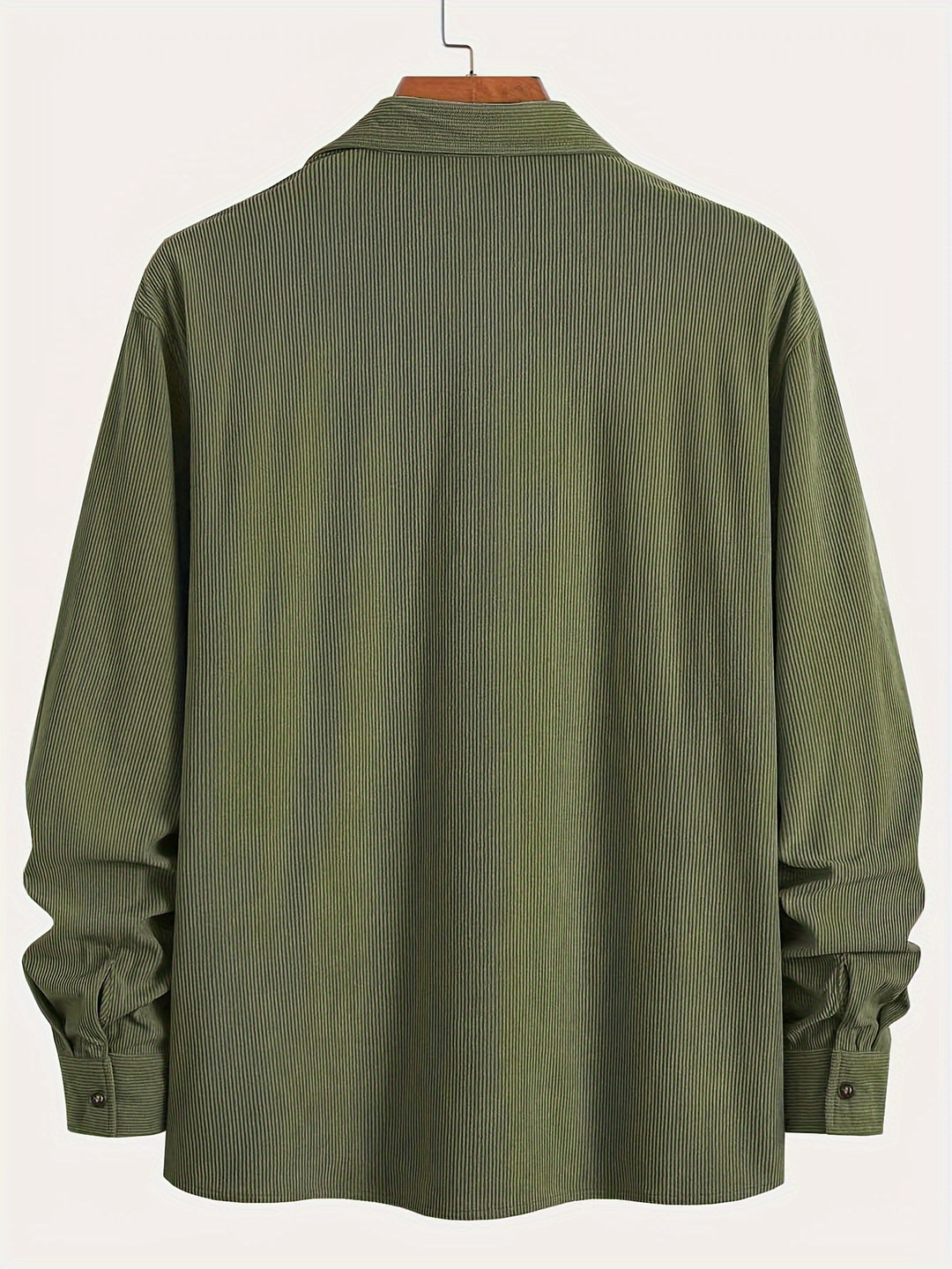 Moderne herenmode: casual overhemdjas met borstzakken, perfect als herfst- of lentejas.