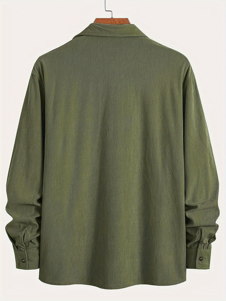Moderne herenmode: casual overhemdjas met borstzakken, perfect als herfst- of lentejas.